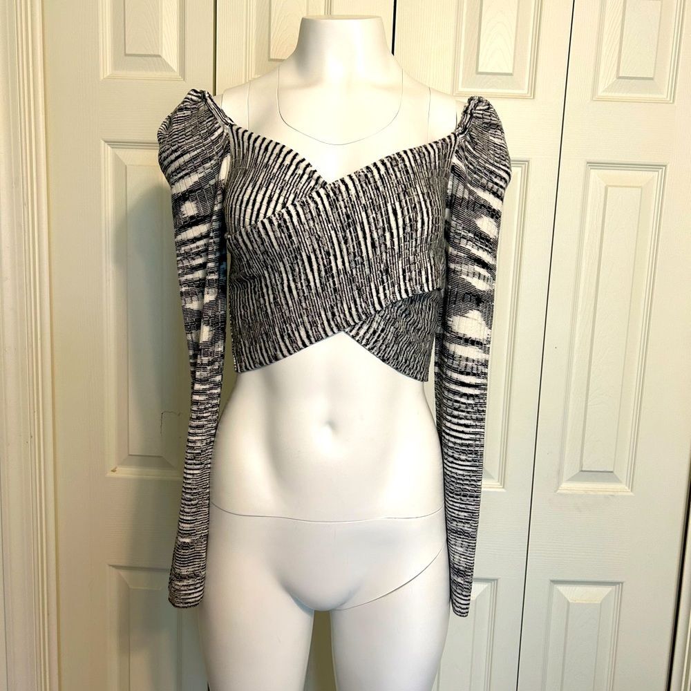 Steve Madden women’s Cropped Long sleeve Sweater Size L